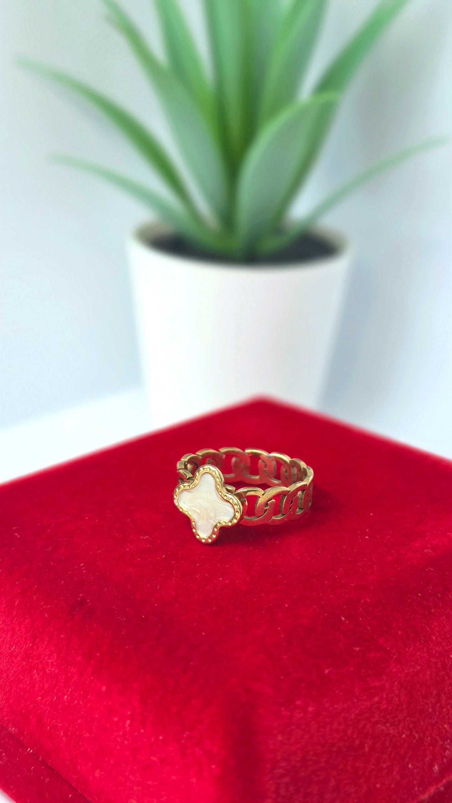 Elegant Clover & Chain Link Ring