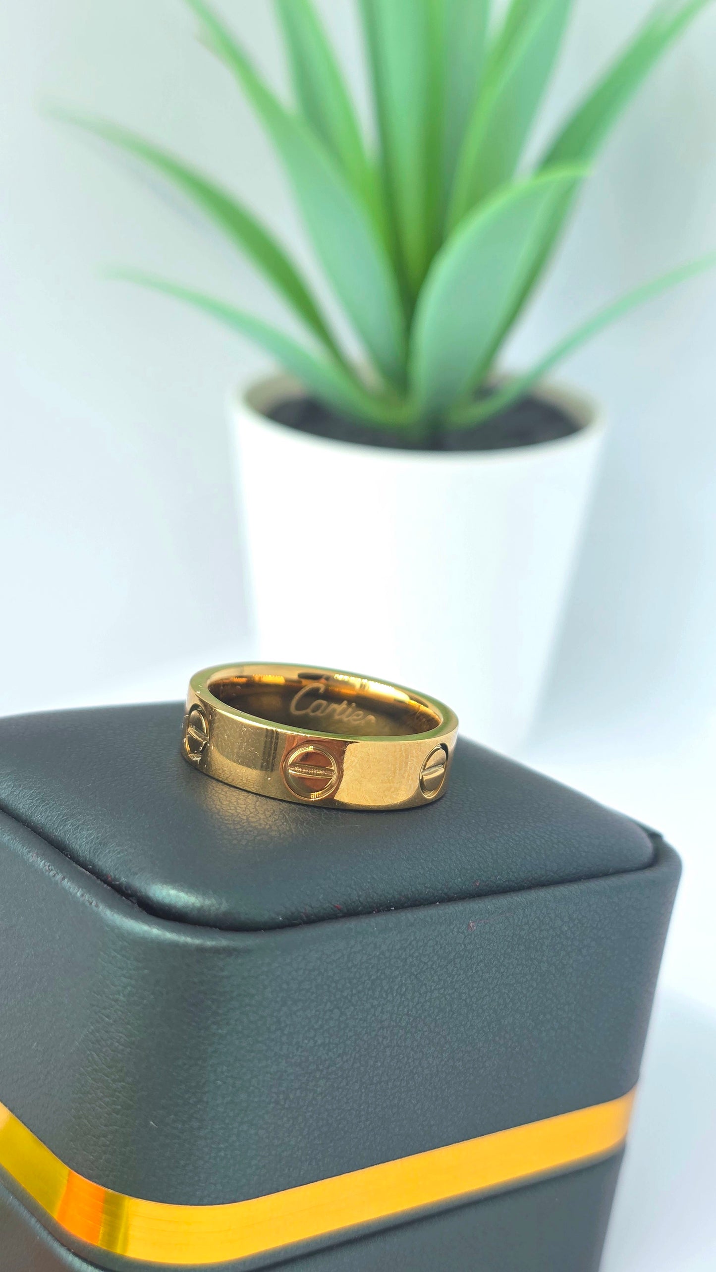 Elegant Screw Motif Gold Ring