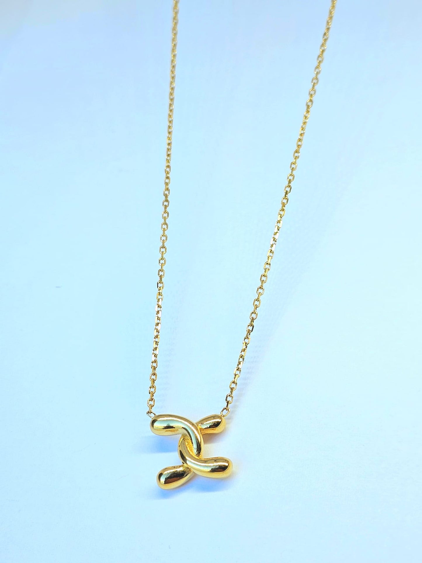 Collier abstrait à nœuds entrelacés