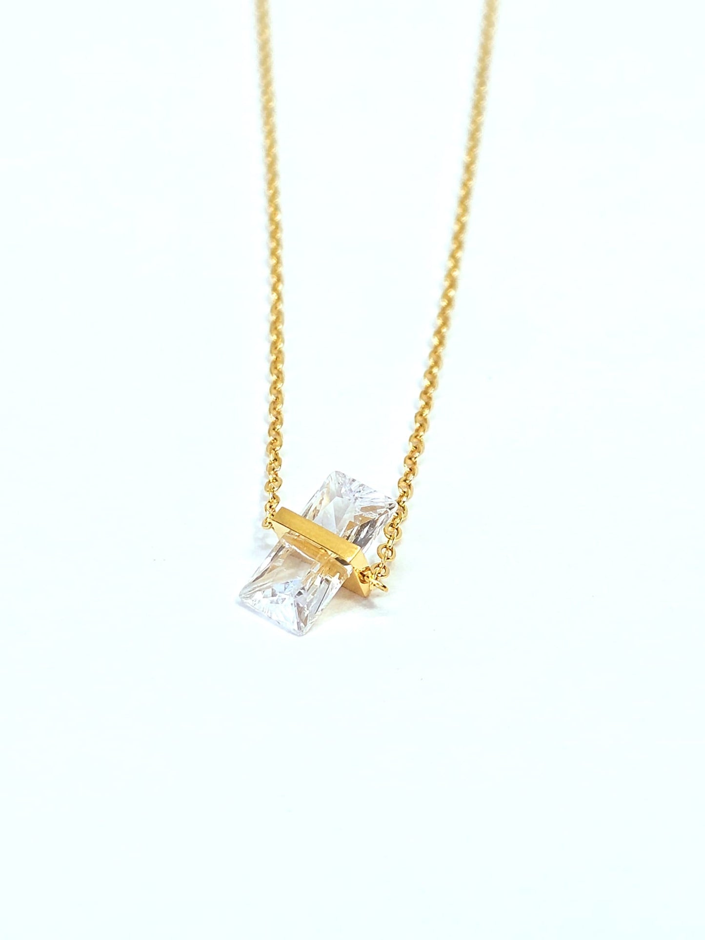 Collier en or avec pendentif rectangulaire en cristal