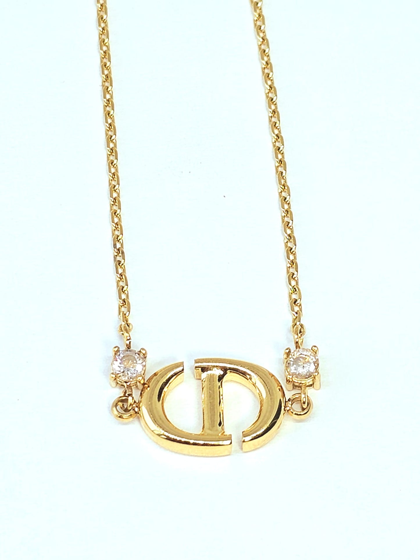 Collier en or avec accents de cristal et pendentif chic