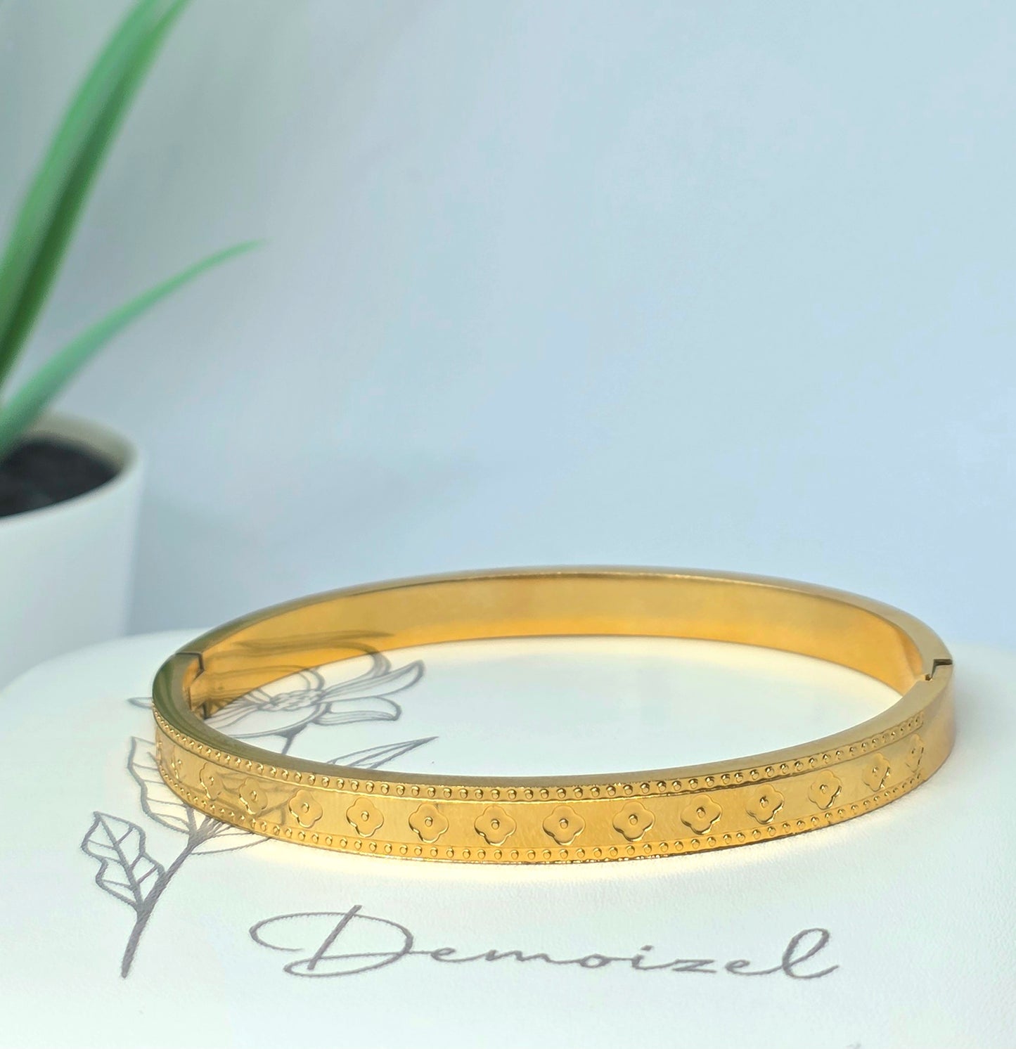 Bracelet en or texturé avec motifs de trèfle