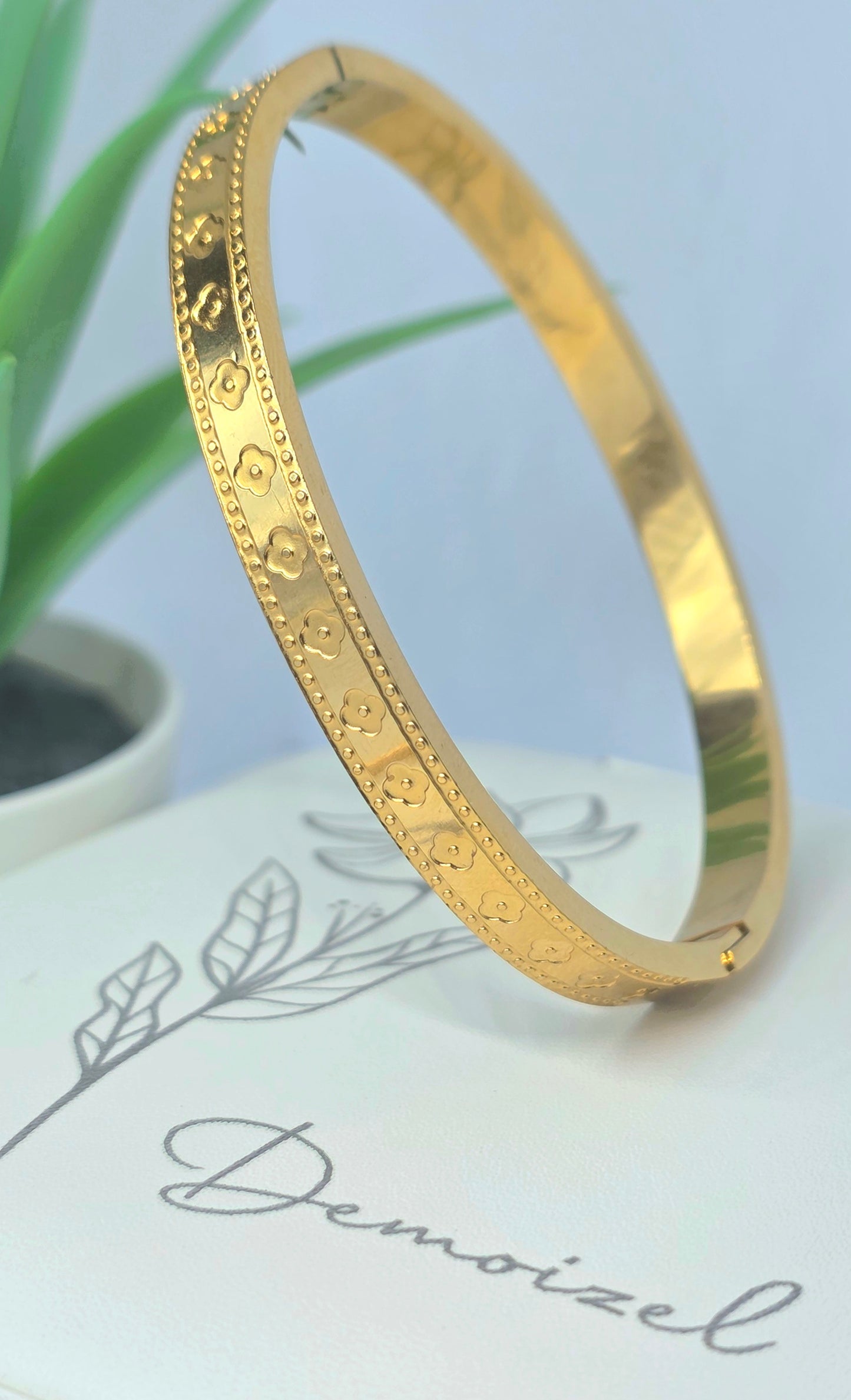 Bracelet en or texturé avec motifs de trèfle