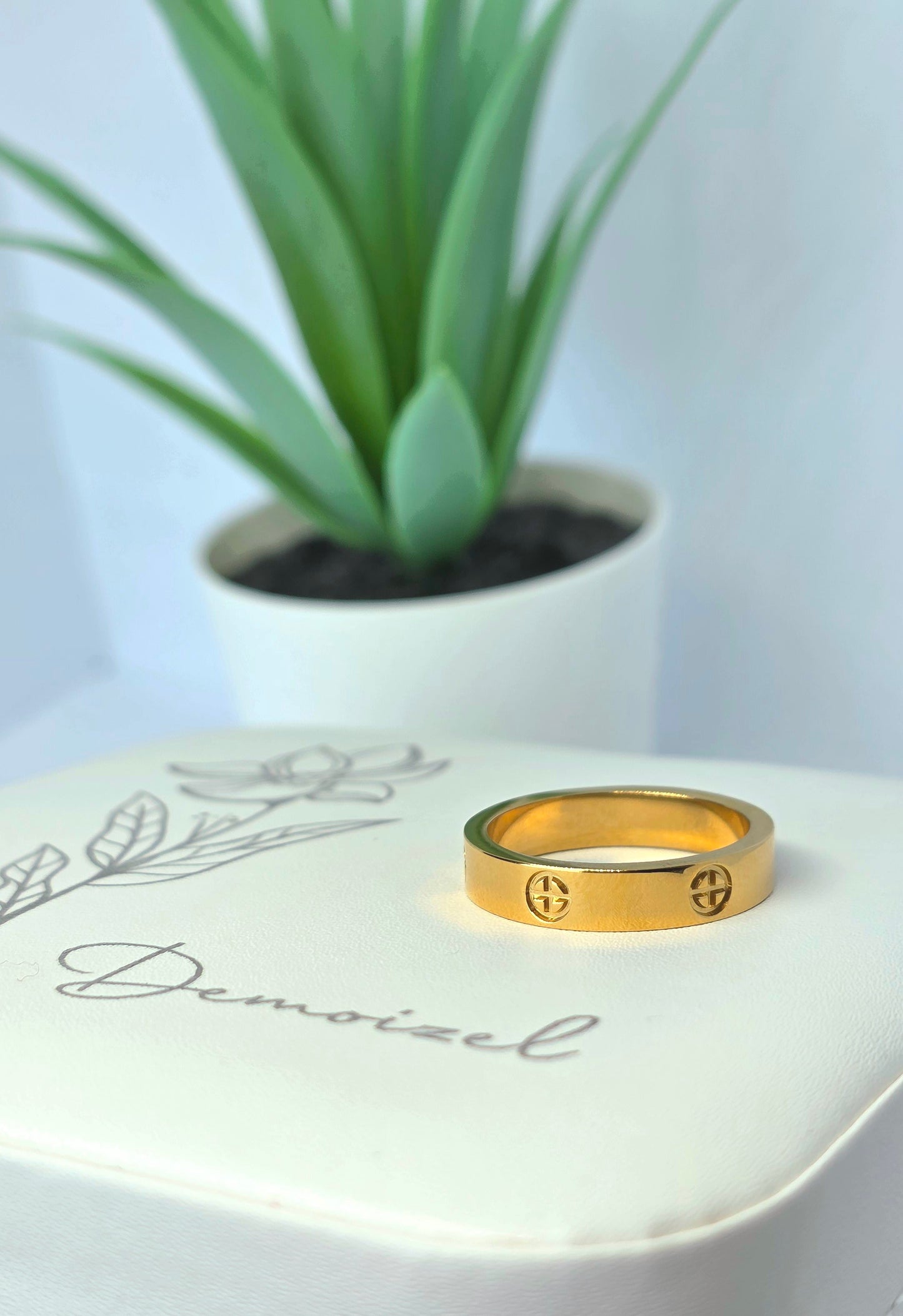Elegant Screw Motif Gold Ring