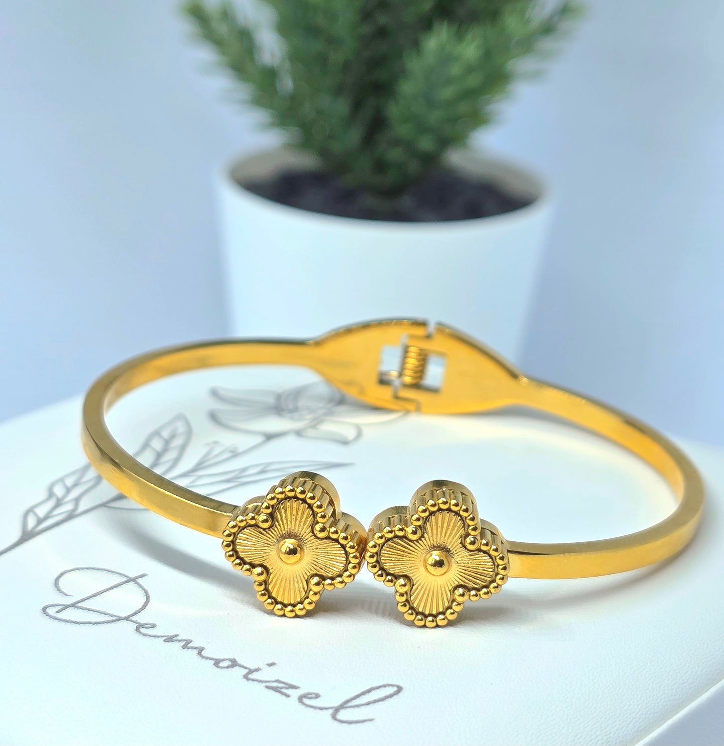 Self-Closing Bracelet with Elegant Double Clover