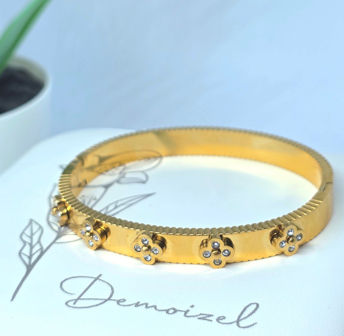 Elegant Floral Bracelet with Sparkling Stones