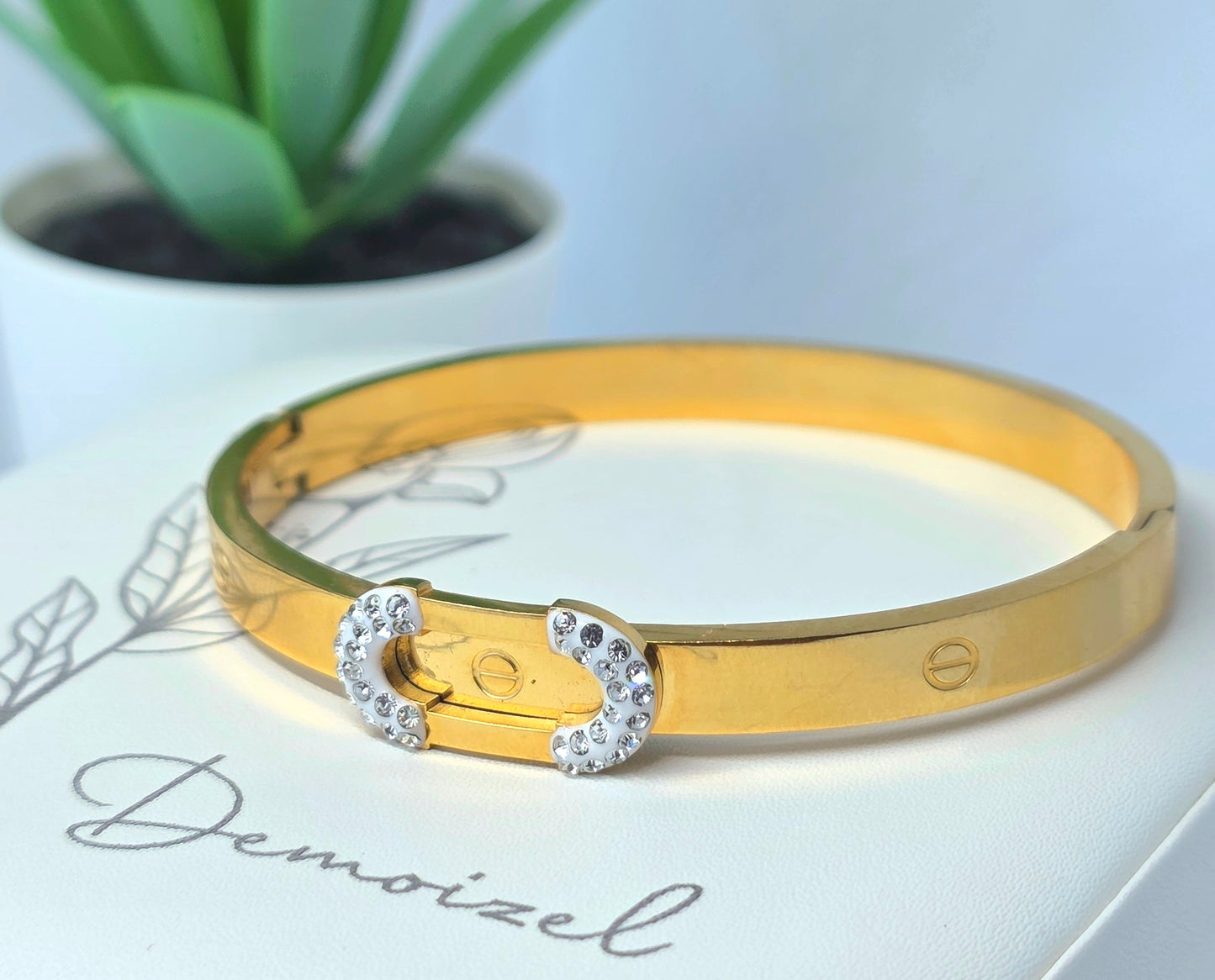 Elegant Gold Bracelet with Crystal Accents