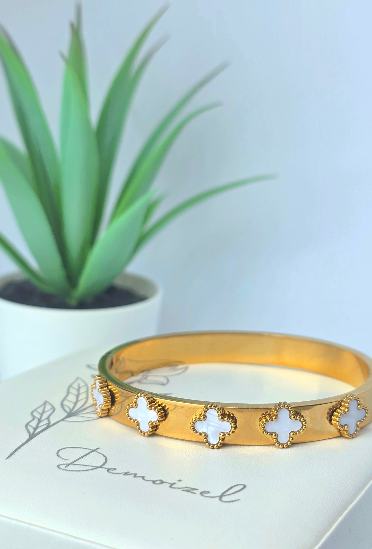 Bracelet en or avec motifs de trèfles en relief