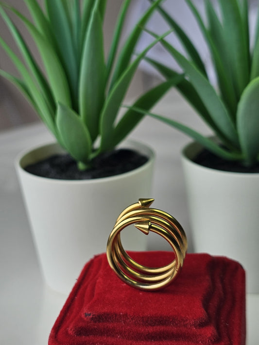 Intertwined Band Ring with Arrowhead Tips