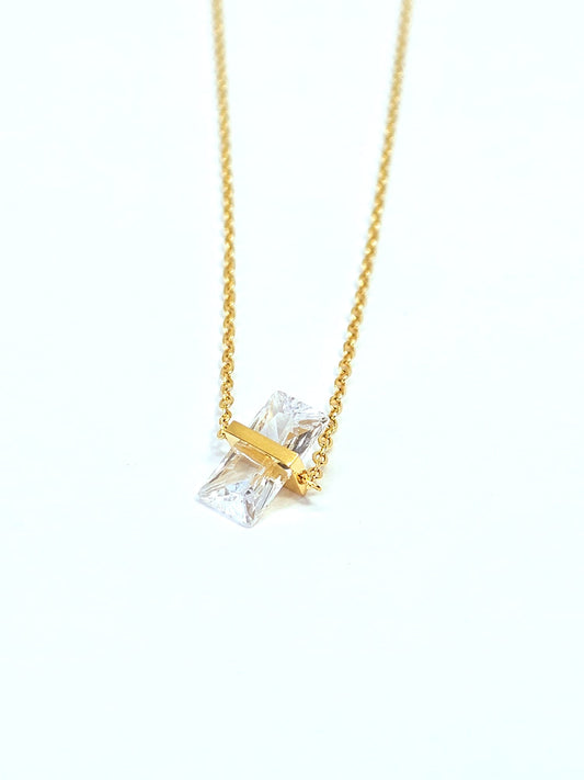 Collier en or avec pendentif rectangulaire en cristal