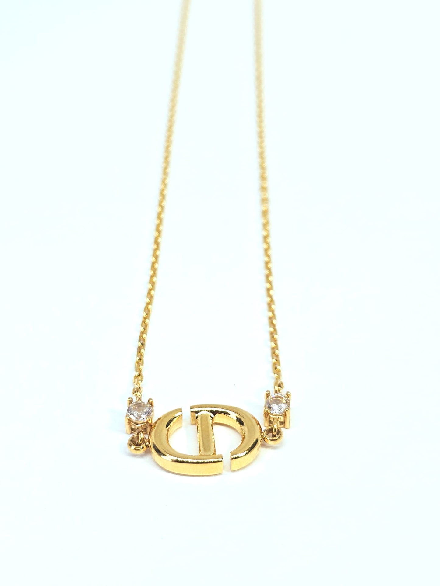 Collier en or avec accents de cristal et pendentif chic