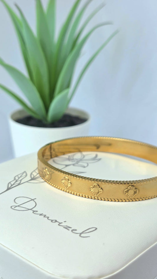 Delicate Gold Bracelet with Textured Clover Motifs