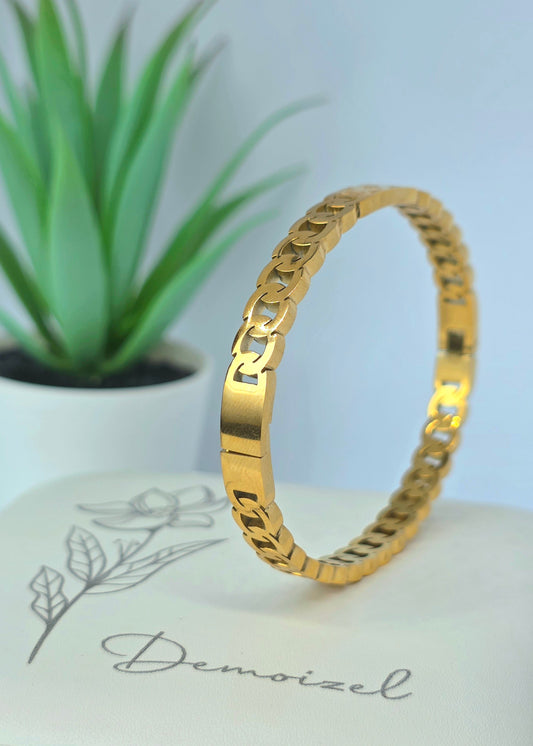 Sleek Gold Link Bracelet