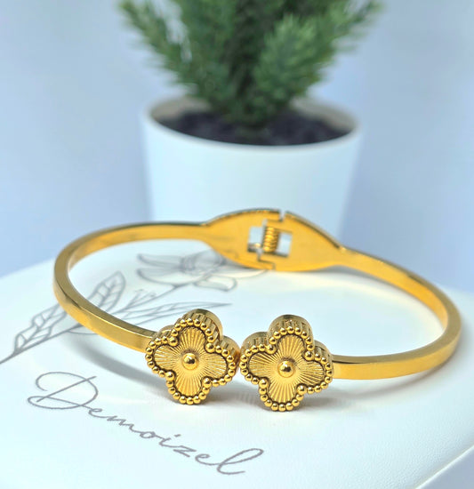 Self-Closing Bracelet with Elegant Double Clover