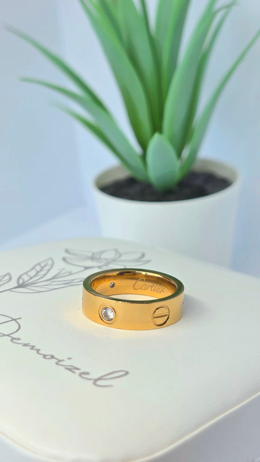Elegant Screw Motif Gold Ring