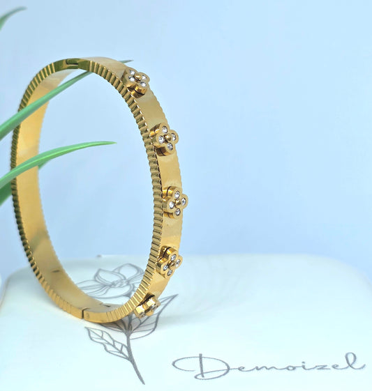 Elegant Floral Bracelet with Sparkling Stones